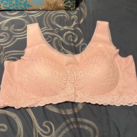 Famous Bras on TikTok and Facebook - Picture 2 of 4